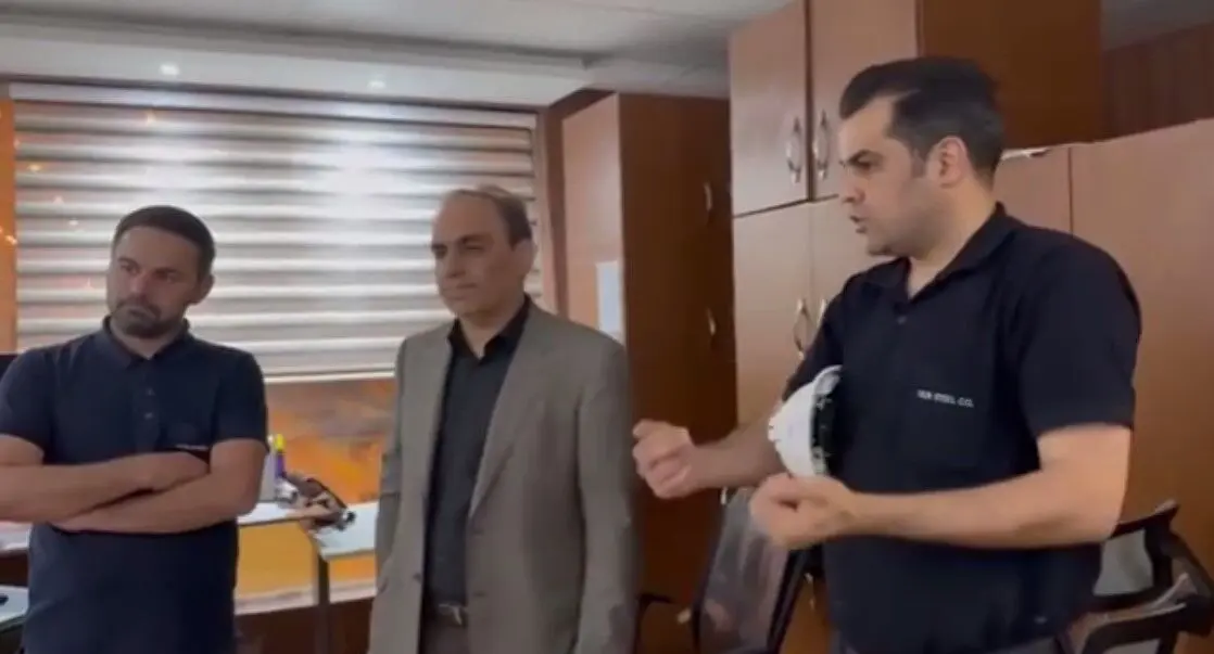 ویدئو / گفتگوی علمی و تخصصی مهندس محمود لندی مدیر عامل شرکت فولاد اکسین خوزستان با متخصصین خط تولید شرکت