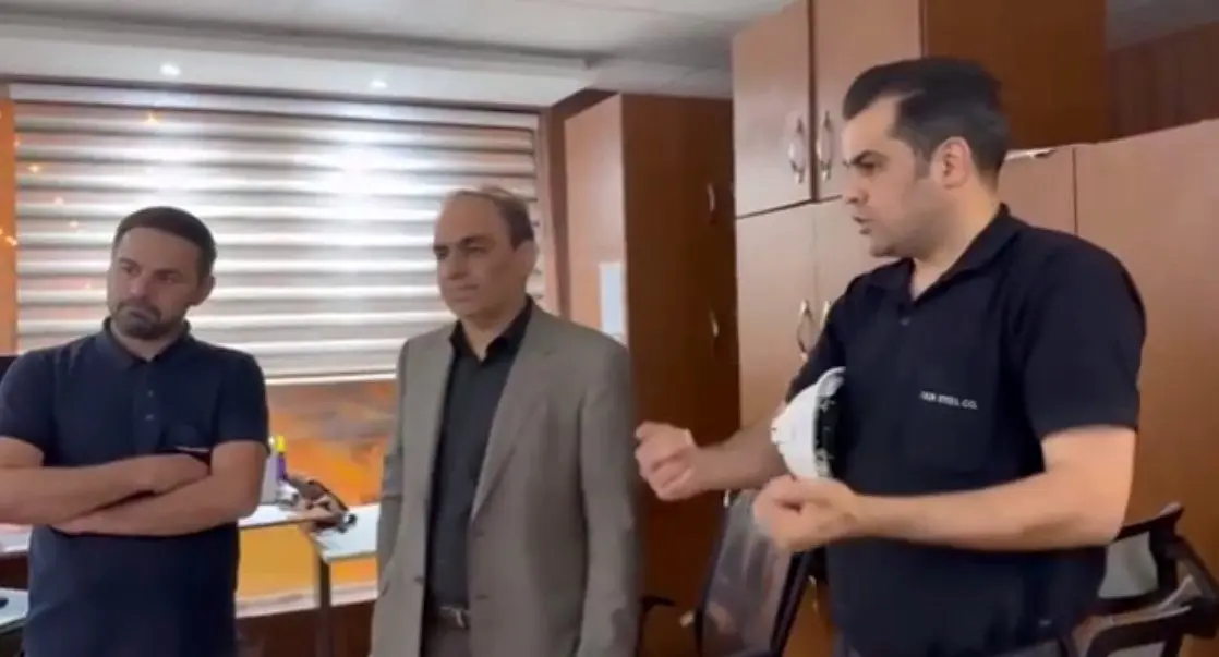 ویدئو / گفتگوی علمی و تخصصی مهندس محمود لندی مدیر عامل شرکت فولاد اکسین خوزستان با متخصصین خط تولید شرکت