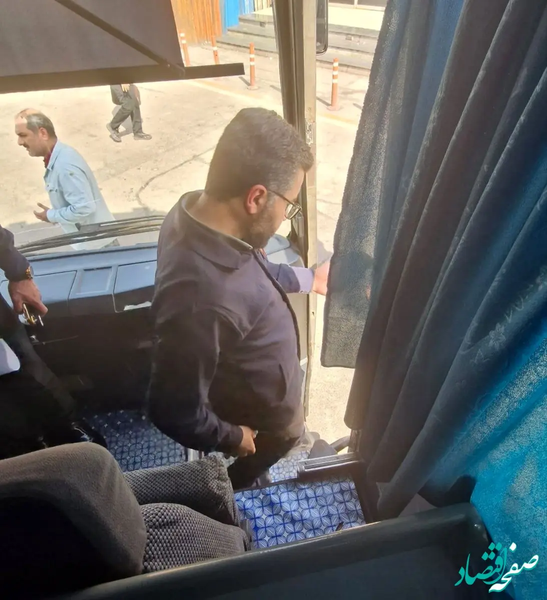 بازدید سرزده معاون منابع انسانی و امور اجتماعی فولاد خوزستان از خودروهای ایاب و ذهاب کارکنان