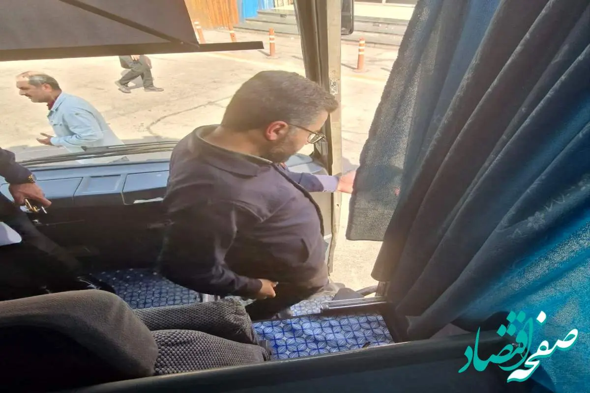 بازدید سرزده معاون منابع انسانی و امور اجتماعی فولاد خوزستان از خودروهای ایاب و ذهاب کارکنان