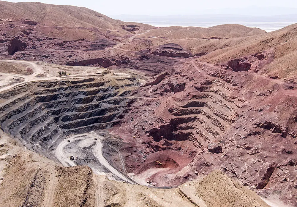 درخشش معادن شرکت آلومینای ایران در نیمه نخست ۱۴۰۴ باعبور از چالش ها