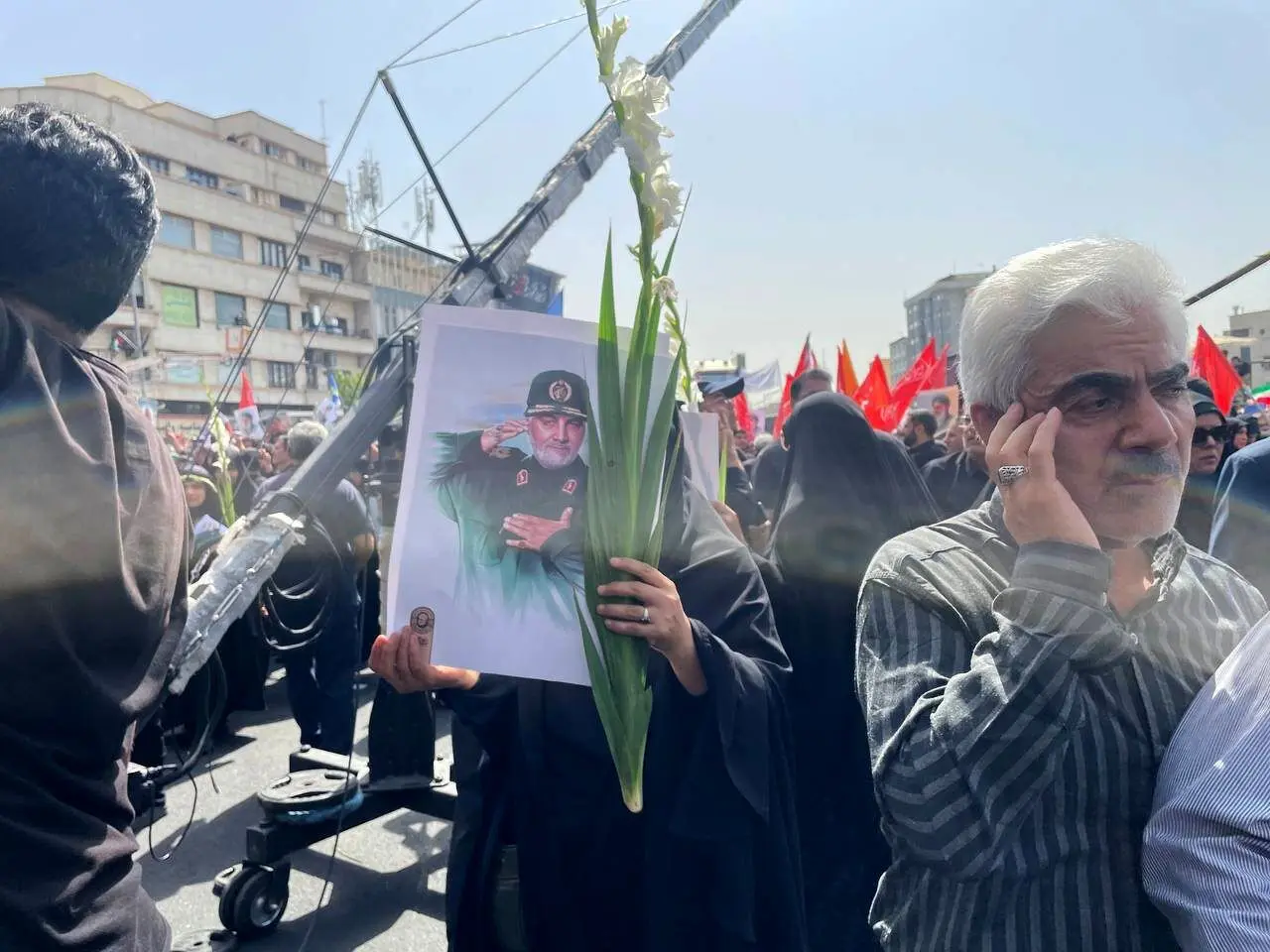 واکنش جالب خبرگزاری فرانسه به مراسم تشییع پیکر شهدای اقتدار/ کفن پوشان به میدان آمدند/ تصاویر سردار سلیمانی در دستان مردم؛ فراموشت نمی‌کنیم ژنرال!