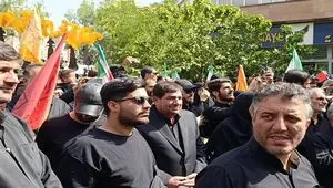 سلفی خبرنگار CNN در تهران؛ تصویری از مراسم شهدا که وایرال شد!