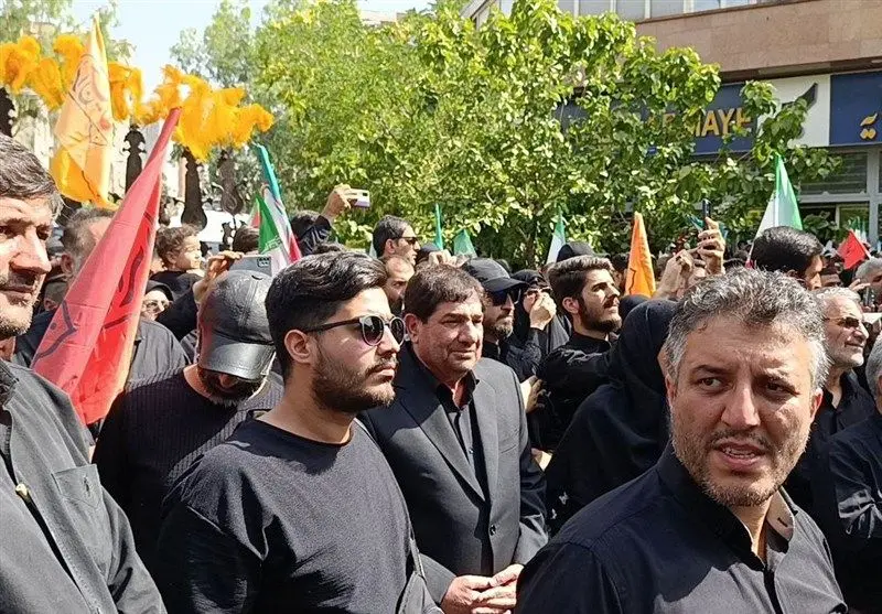 سلفی خبرنگار CNN در تهران؛ تصویری از مراسم شهدا که وایرال شد!