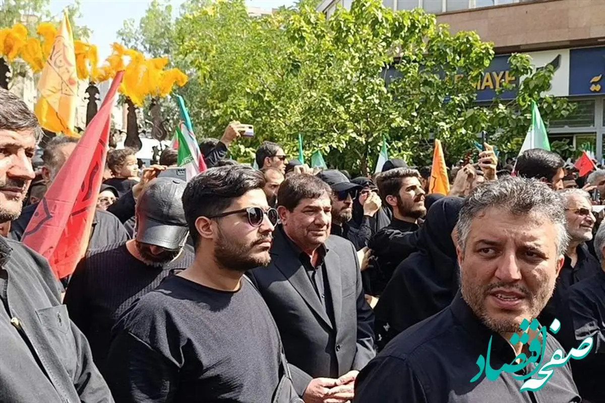 سلفی خبرنگار CNN در تهران؛ تصویری از مراسم شهدا که وایرال شد!