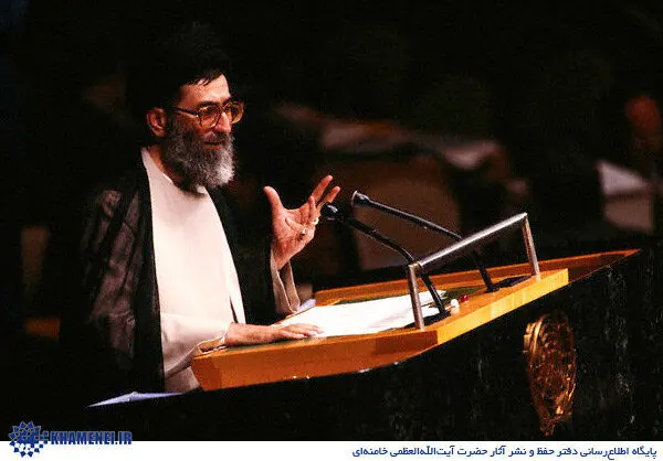ببینید | همراهان رهبر انقلاب در سفر به سازمان ملل چه کسانی بودند؟ | این فرد رجایی را تنها نگذاشت + عکس