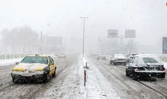 هشدار به رانندگان / در پی بارش برف و باران هلال احمر تهران در آماده باش کامل قرار گرفتند 