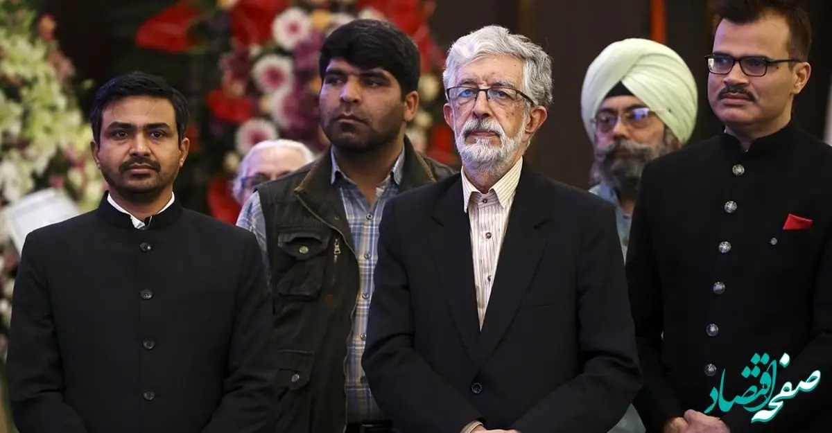 این زن در یک مراسم رسمی در تهران در حضور غلامعلی حدادعادل  بدون حجاب حاضر شد