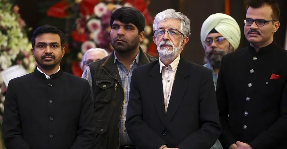 این زن در یک مراسم رسمی در تهران در حضور غلامعلی حدادعادل  بدون حجاب حاضر شد