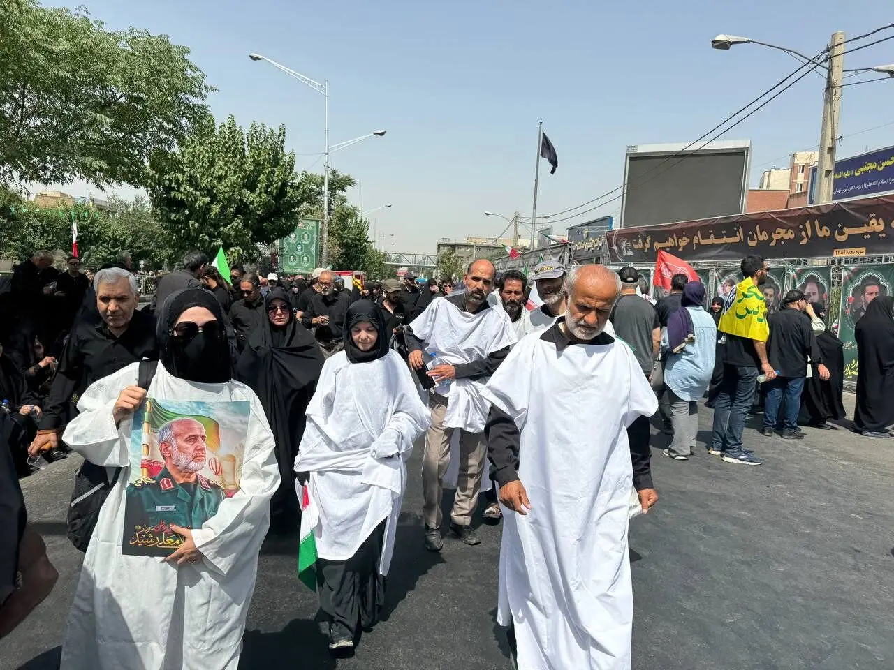 واکنش جالب خبرگزاری فرانسه به مراسم تشییع پیکر شهدای اقتدار/ کفن پوشان به میدان آمدند/ تصاویر سردار سلیمانی در دستان مردم؛ فراموشت نمی‌کنیم ژنرال!