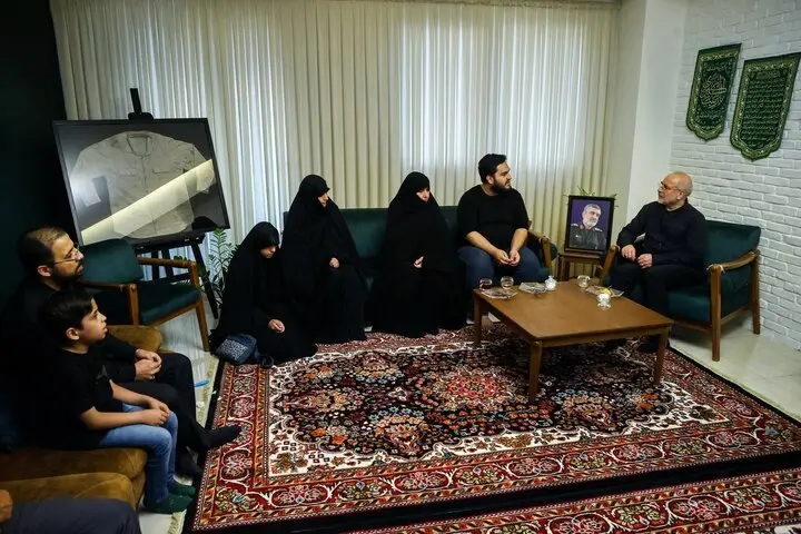 حضور خاص قالیباف در منزل شهید امیرعلی حاجی زاده
