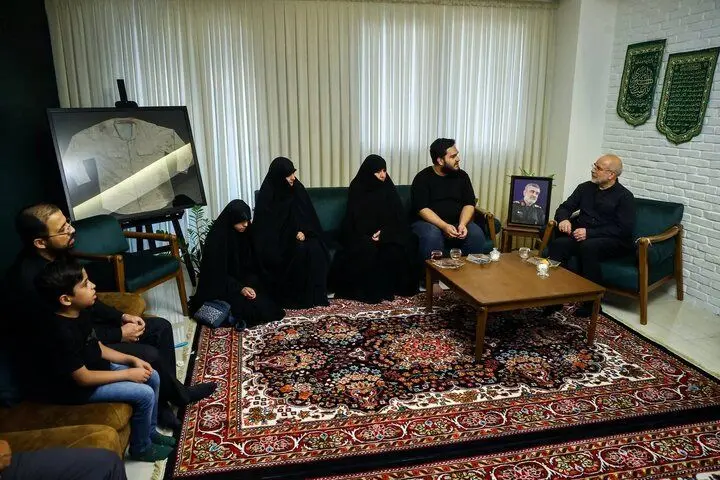 حضور خاص قالیباف در منزل شهید امیرعلی حاجی زاده