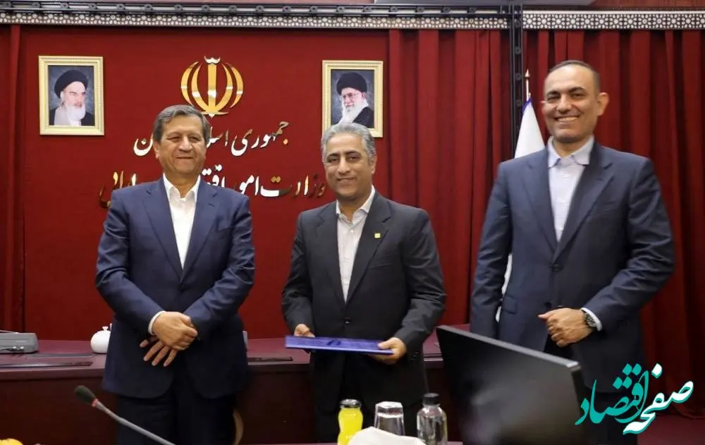 حکم انتصاب مدیرعامل بانک صنعت و معدن توسط وزیر امور اقتصادی و دارایی اهدا شد