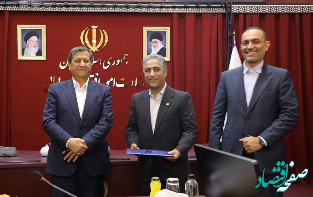 حکم انتصاب مدیرعامل بانک صنعت و معدن توسط وزیر امور اقتصادی و دارایی اهدا شد