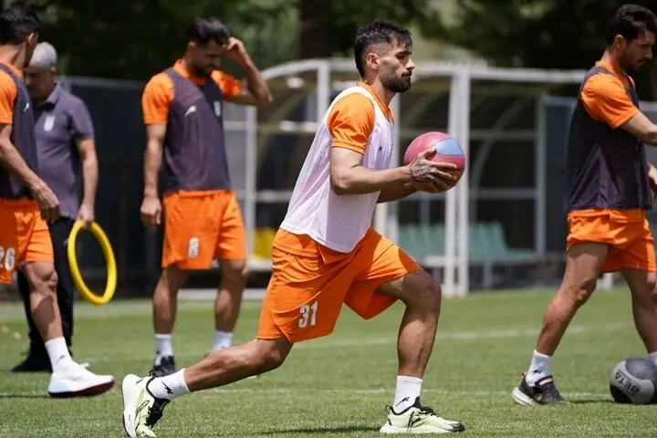 یک تراکتوری رسما به استقلال پیوست