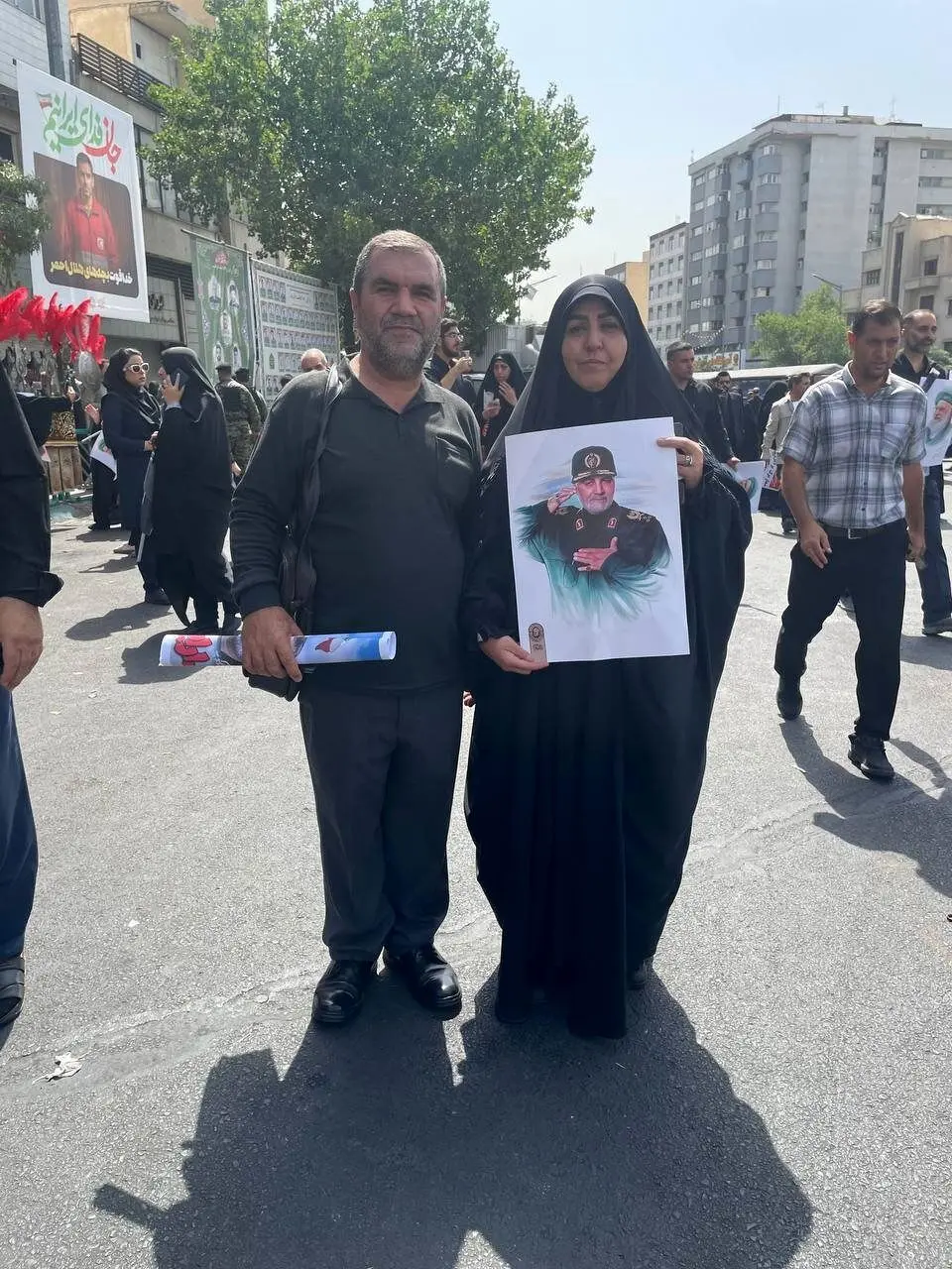 واکنش جالب خبرگزاری فرانسه به مراسم تشییع پیکر شهدای اقتدار/ کفن پوشان به میدان آمدند/ تصاویر سردار سلیمانی در دستان مردم؛ فراموشت نمی‌کنیم ژنرال!