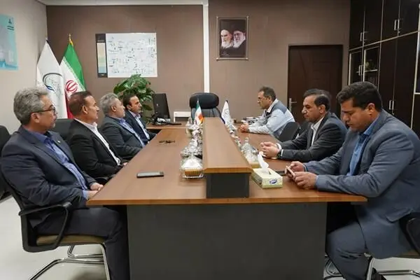 بانک ملی در کنار پتروشیمی ایلام قرار دارد