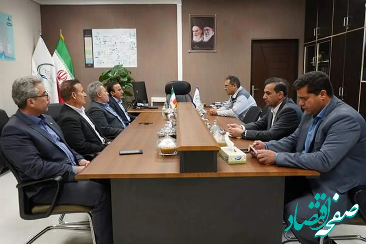 بانک ملی در کنار پتروشیمی ایلام قرار دارد