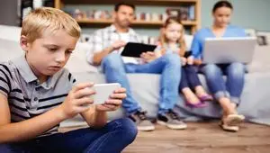 وقتی گوشی جای آغوش را می‌گیرد