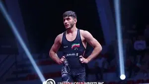 برق طلا بر سینه این کشتی گیر