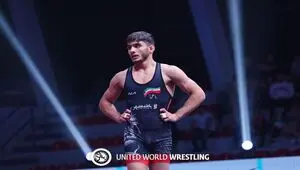 برق طلا بر سینه این کشتی گیر