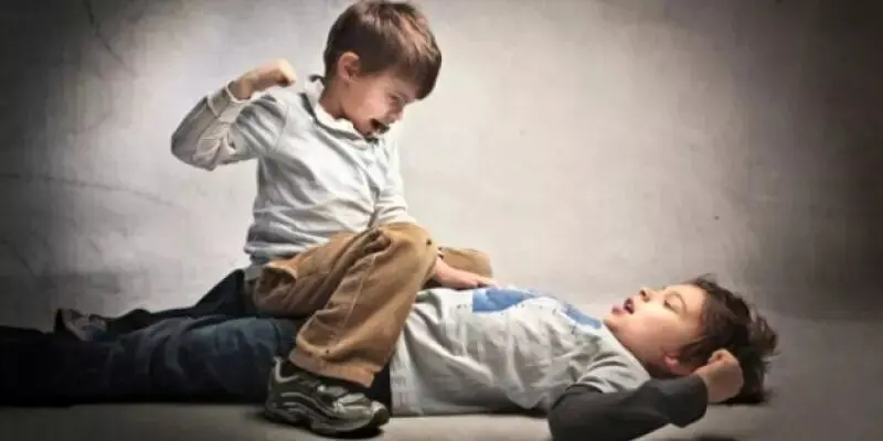 اگر در مدرسه کسی بچه‌تان را زد، چه باید کرد؟