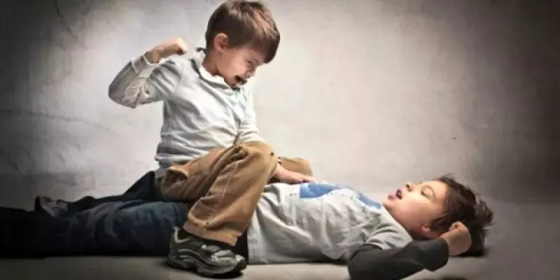 اگر در مدرسه کسی بچه‌تان را زد، چه باید کرد؟