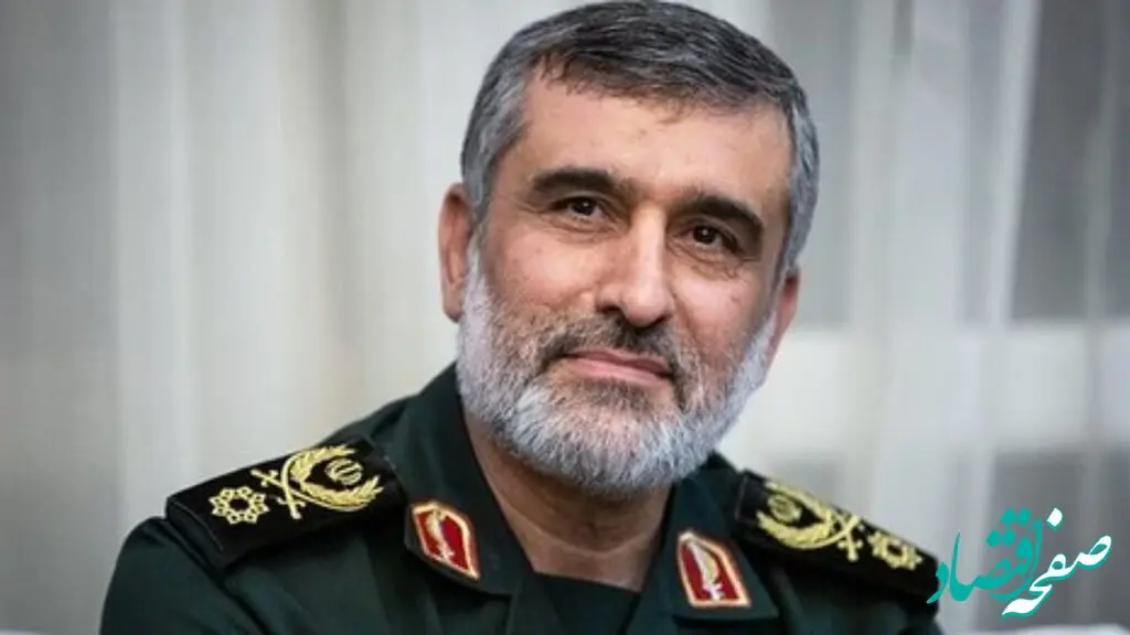 تصویری خاص از این سردار خیلی معروف سپاه در کنار خانواده شهدای کادر پرواز رئیس جمهور فقید