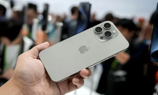 امکان ثبت مسافری آیفون از امروز فراهم است/ رویه تجاری واردات آیفون در دست بررسی است/ حقوق وارداتی رویه‌های تجاری واردات آیفون ۱۵ درصد و رویه‌های مسافری حدود ۴۰ درصد