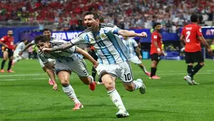علت عدم بازگشت مسی با هواپیمای تیمی به خانه چه بود؟ 