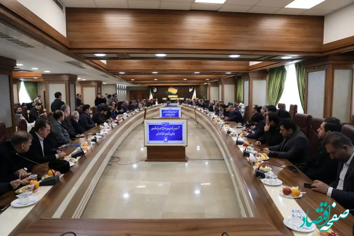 نشست دبیر شورای‌عالی مناطق آزاد و ویژه اقتصادی با فعالین اقتصادی منطقه آزاد انزلی