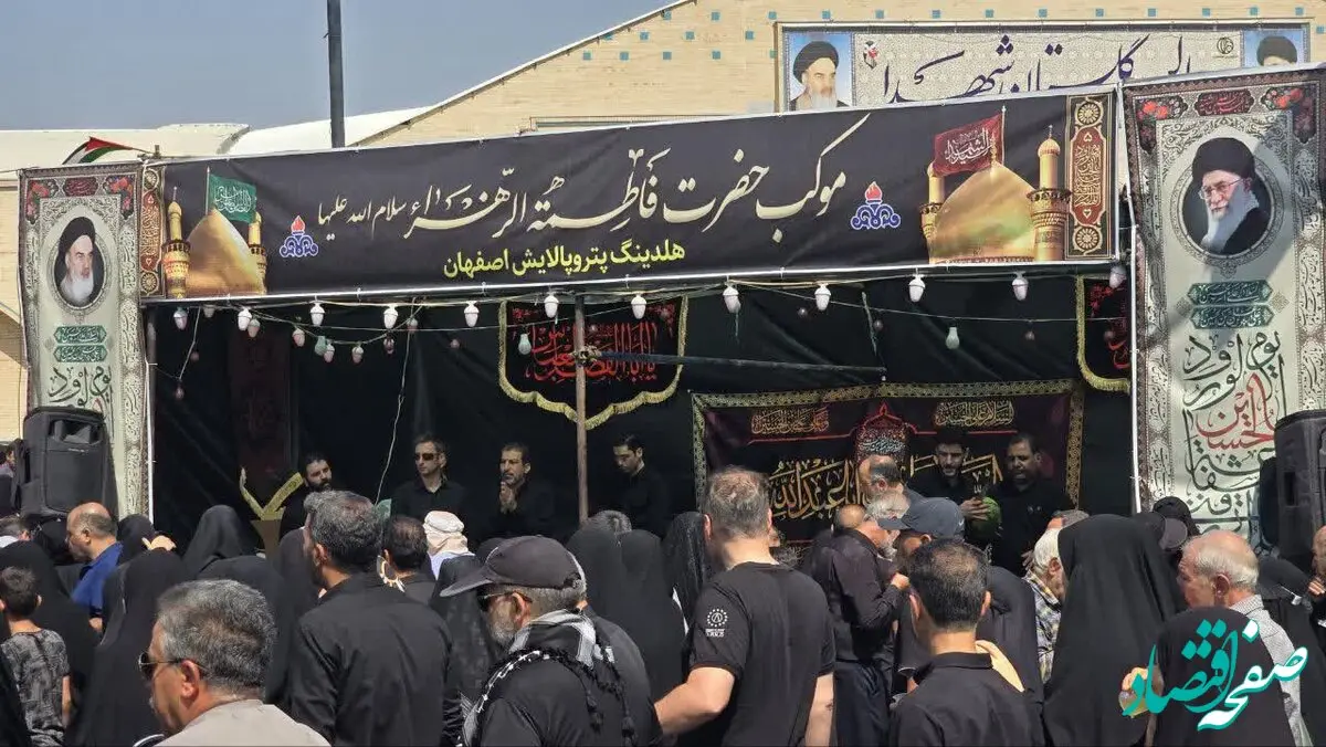 استقرار موکب پذیرایی هلدینگ پتروپالایش اصفهان در مسیر جاماندگان اربعین در جوار گلستان شهدا 