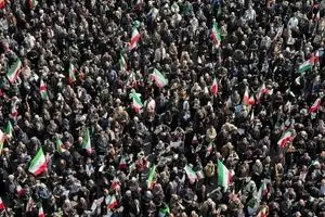 مردم ایران خطاب به قهرمانان هوافضا سپاه: بزن که خوب می‌زنیم