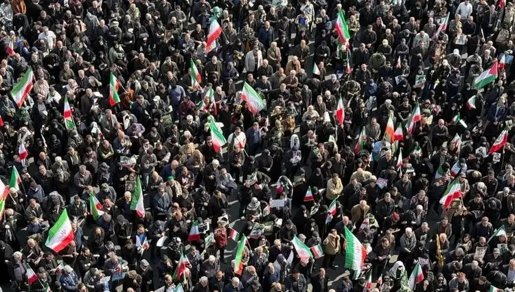 مردم ایران خطاب به قهرمانان هوافضا سپاه: بزن که خوب می‌زنیم