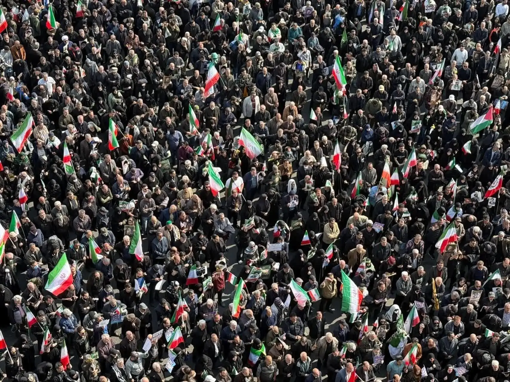 مردم ایران خطاب به قهرمانان هوافضا سپاه: بزن که خوب می‌زنیم