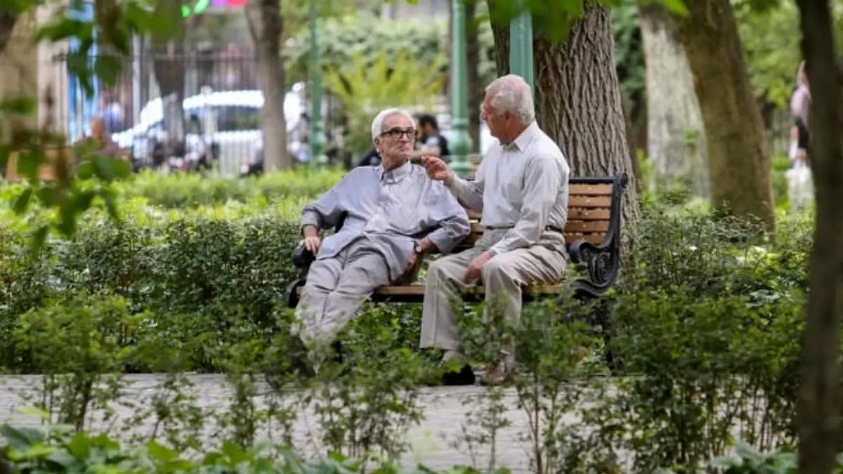 این بازنشستگان در انتظار حقوق فروردین/ ده روز زندگی با این مبلغ کم!