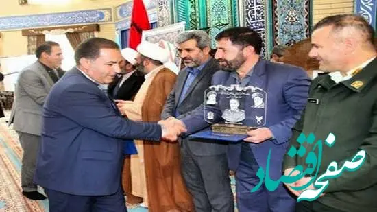 تقدیر از مدیر روابط عمومی مس سونگون در مراسم تجلیل از عوامل یادواره شهید حیدری