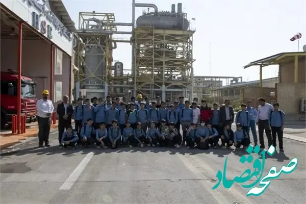 بازدید دانش آموزان شهر جم از پتروشیمی مروارید