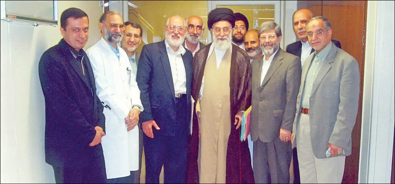 از ماجرای عمل جراحی رهبر انقلاب بدون بیهوشی عمومی تا ماجرای هدیه عبای گران قیمت به رهبری