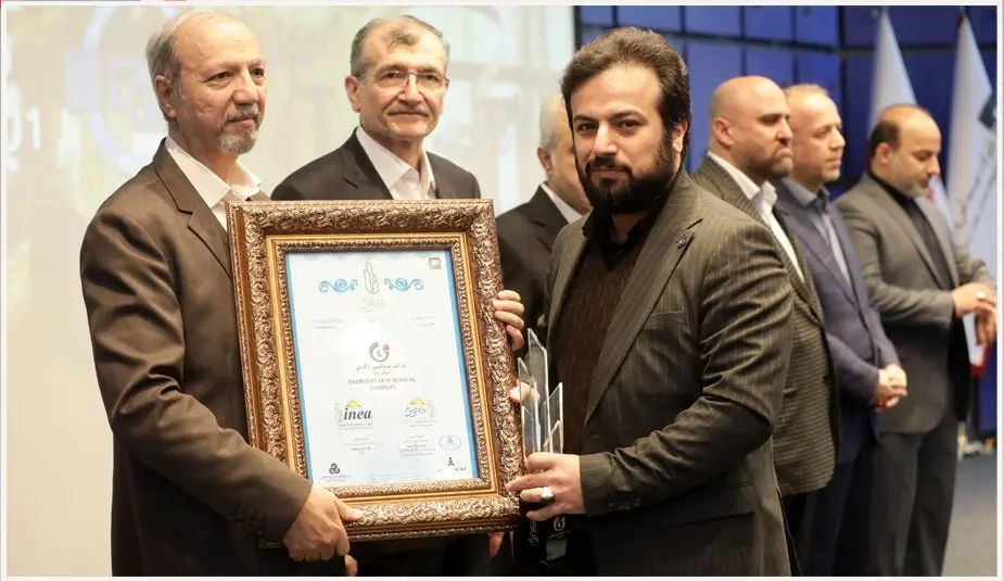 زاگرس تنها پتروشیمی کشور که موفق به دریافت تندیس بلورین جشنواره تعالی ۱۴۰۲ شد
