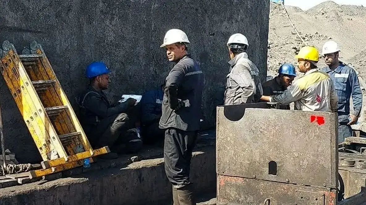 نور امید کم‌فروغ شده | نگذارید بار زندگی، آخرین سنگ معیشت معدنچیان را خُرد کند | زمین هم بدهکار عرق معدنچیان 