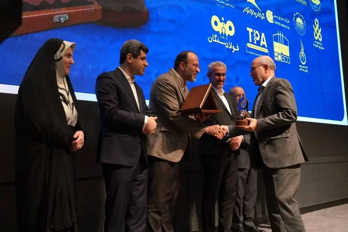 افتخارآفرینی شرکت فولاد خوزستان در عرصهی ملی؛ کسب تندیس برتر در سومین همایش برترینهای بورس کالای ایران