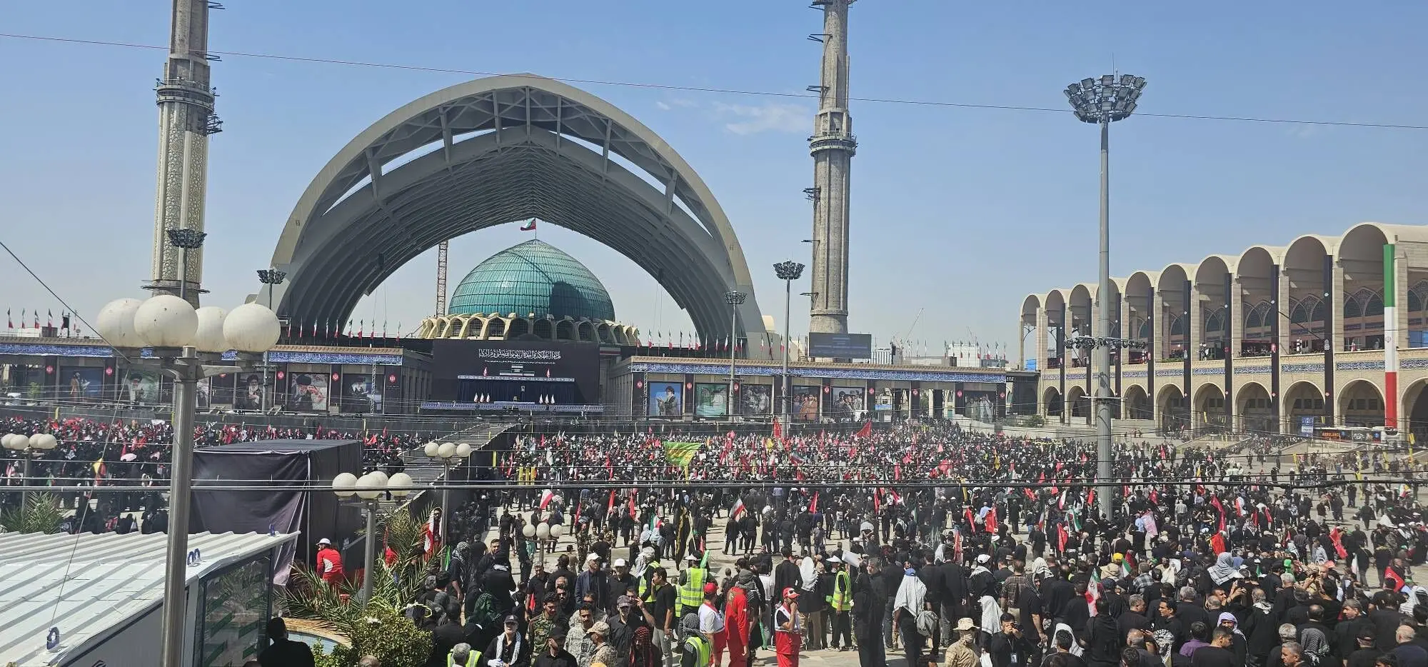 حماسه حضور در مصلای تهران؛ آخرین وداع ملت با رهبر شهید انقلاب + فیلم اختصاصی