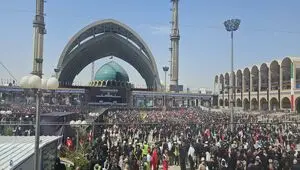 حماسه حضور در مصلای تهران؛ آخرین وداع ملت با رهبر شهید انقلاب + فیلم اختصاصی