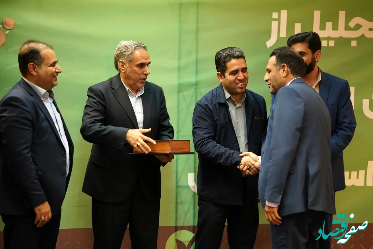 تجلیل از مشتریان ارزنده بانک قرض‌الحسنه مهر ایران در لرستان