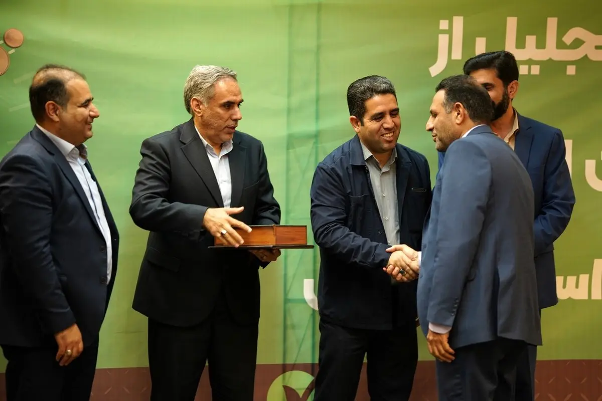 تجلیل از مشتریان ارزنده بانک قرضالحسنه مهر ایران در لرستان