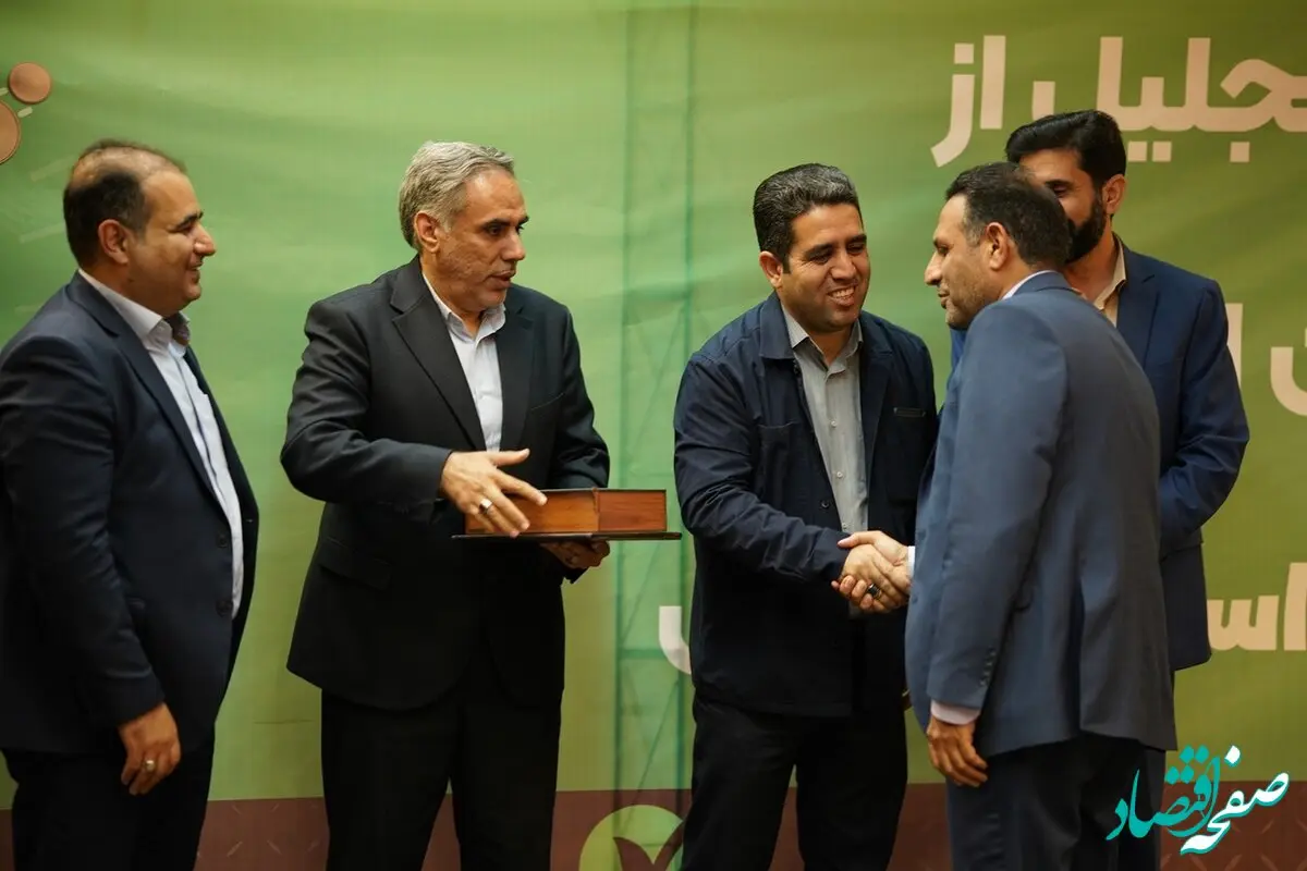 تجلیل از مشتریان ارزنده بانک قرض‌الحسنه مهر ایران در لرستان