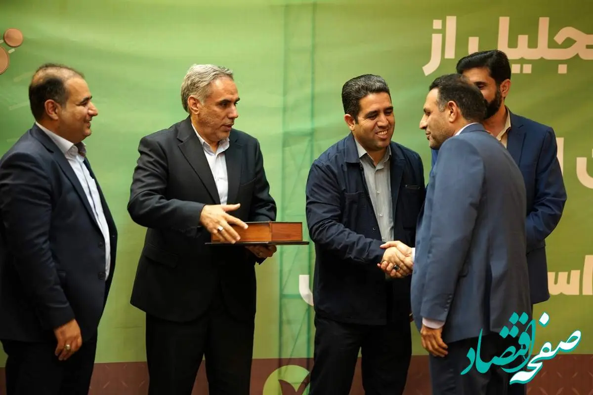 تجلیل از مشتریان ارزنده بانک قرض‌الحسنه مهر ایران در لرستان