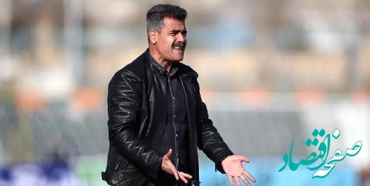 سرمربی استقلال خوزستان به نشانه اعتراض به پنالتی تیمش را بیرون کشید ! 