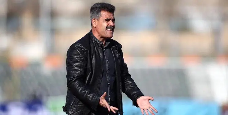 سرمربی استقلال خوزستان به نشانه اعتراض به پنالتی تیمش را بیرون کشید !